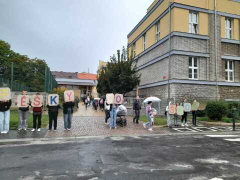 Pěšky do školy - klidně i v dešti !