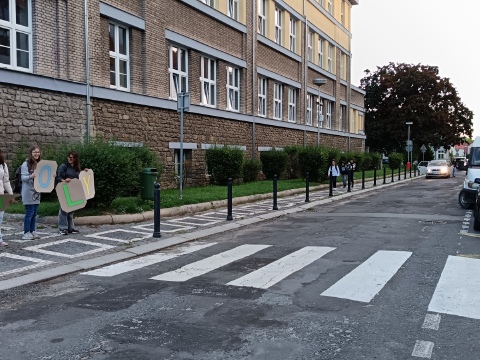 Pěšky do školy - minimum automobilů, bezpečné přecházení !