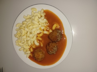 Rajská omáčka s masovými kuličkami a těstovinou