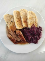 Svatomartinské kachní prso, červené zelí, karlovarské knedlíky