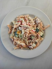 Těstovinový salát s kuřecím masem