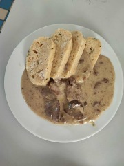 Smetanová omáčka z kachních jater, karlovarské knedlíky