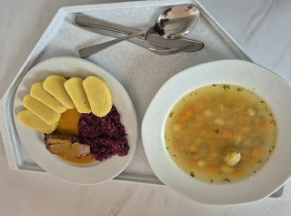 Pečené kachní prso, červené zelí, bramborové knedlíky