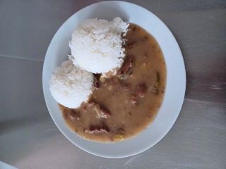 Hovězí nudličky na slanině s pórkem, dušená rýže