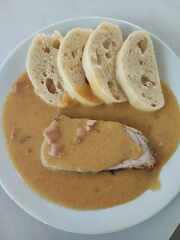 Hamburská vepřová kýta, houskové knedlíky