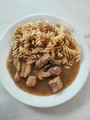 Vepřové kostky na timiánu a žampionech, celozrnné těstoviny