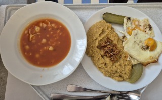 Cizrnová kaše, volské oko, sterilovaná okurky
Rajská polévka