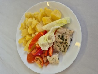 Ryba mahi mahi na bylinkách a másle, vařené brambory