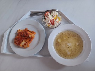 Lasagne, česenková polévka a šopský salát