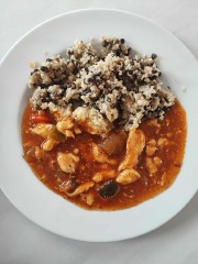 Krůtí nudličky na zelenině ratatouille, kuskus s černou čočkou