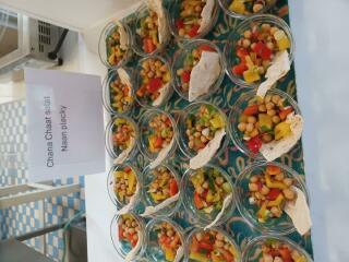 Salát Chana Chaat a placky Naan