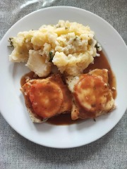 Rybí filé s rajčaty a sýrem, šťouchané brambory