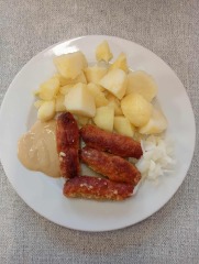 Čevabčiči, vařené brambory, cibulka, hořčice