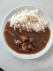 Hovězí maso na houbách, rýže parboiled