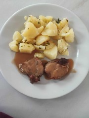 Medailonky z vepřové panenky, nové brambory s petrželkou