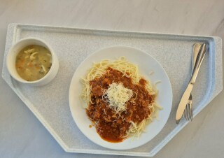 Špagety s boloňskou omáčkou sypané sýrem
Selská polévka