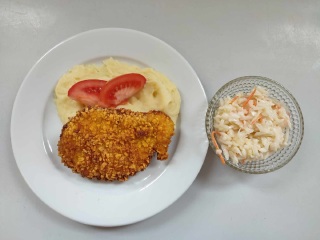 Kuřecí řízek v kukuřičné strouhance, bramborová kaše
Zelný salát