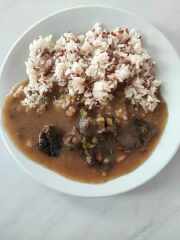 Hovězí znojemská omáčka, dvoubarevná rýže