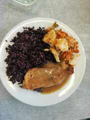 Přírodní kuřecí plátek, černá rýže s dušenou zeleninou