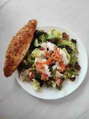 Zeleninový salát s kousky lososa