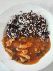 Kuřecí nudličky na zelenině tajine, dvoubarevná rýže