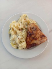 Pečené kuřecí špalíčky, šťouchané brambory