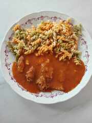 Vepřový guláš, vařené těstoviny