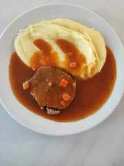 Hovězí líčka na kořenové zelenině, bramborová kaše