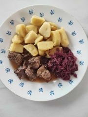 Vepřové výpečky, červené zelí, bramborové noky