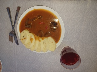 Maďarský guláš, houskové knedlíky