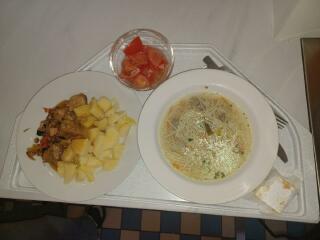 Vepřový špíz na plech, brambory
Kuřecí vývar s těstovinou
Rajčatový salát