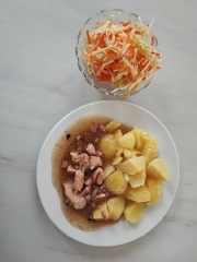 Malostranské krůtí nudličky, brambory
Zelný salát