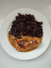 Kuřecí závitek, černá rýže