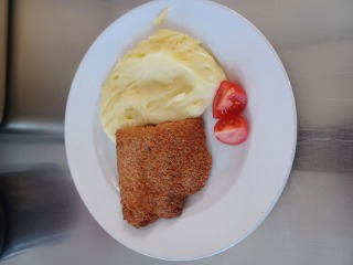 Obalovaná Tilápie, bramborová kaše