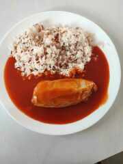 Paprikový lusk v rajské omáčce, divoká rýže