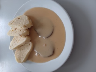 Hovězí svíčková s houskovým knedlíkem