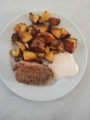 Vepřové medailonky, opečené brambory, tvarohový dip s česnekem