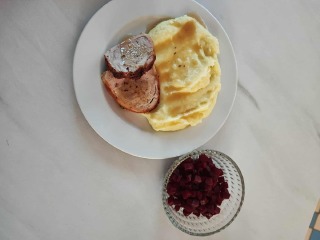 Kuřecí roláda, bramborová kaše