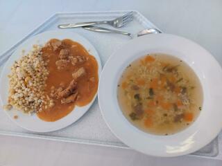 Krůtí guláš, perlový kuskus
Hovězí vývar