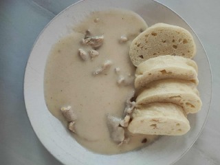 Králík na smetaně, houskové knedlíky