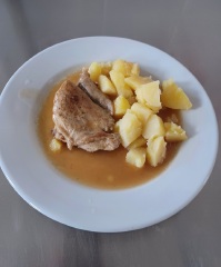 Přírodní vepřová panenka, vařené brambory