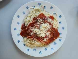 Špagety s boloňskou omáčkou sypané sýrem