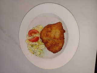 Kuřecí řízek, letní bramborový salát