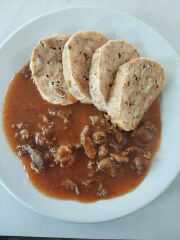 Krůtí guláš, karlovarské knedlíky