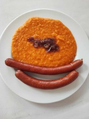 Kaše z červené čočky, vařený párek, cibulka