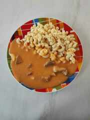 Vepřové na paprice, vařené těstoviny