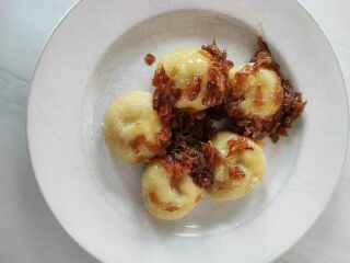 Bramborové knedlíky plněné uzeným masem