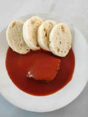 Hovězí rajská omáčka, houskové knedlíky