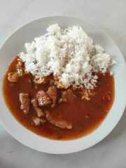 Vepřové nudličky v cikánské omáčce, dlouhorznná rýže