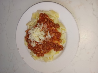 Těstoviny s boloňskou omáčkou, strouhaný sýr